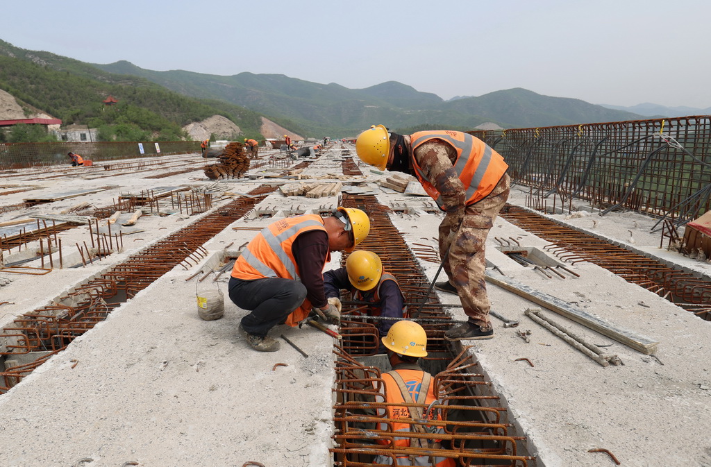 5月7日，工人在石太高速公路改擴建項目核桃園4號橋建設工地施工。