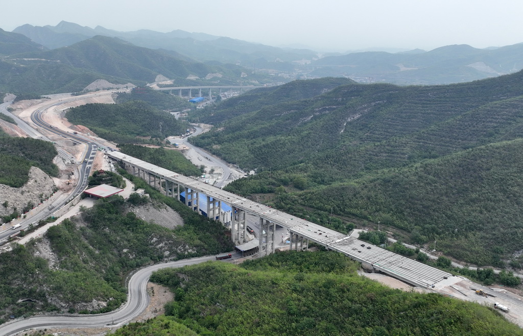 5月7日拍攝的石太高速公路改擴建項目核桃園4號橋建設工地施工現場（無人機照片）。