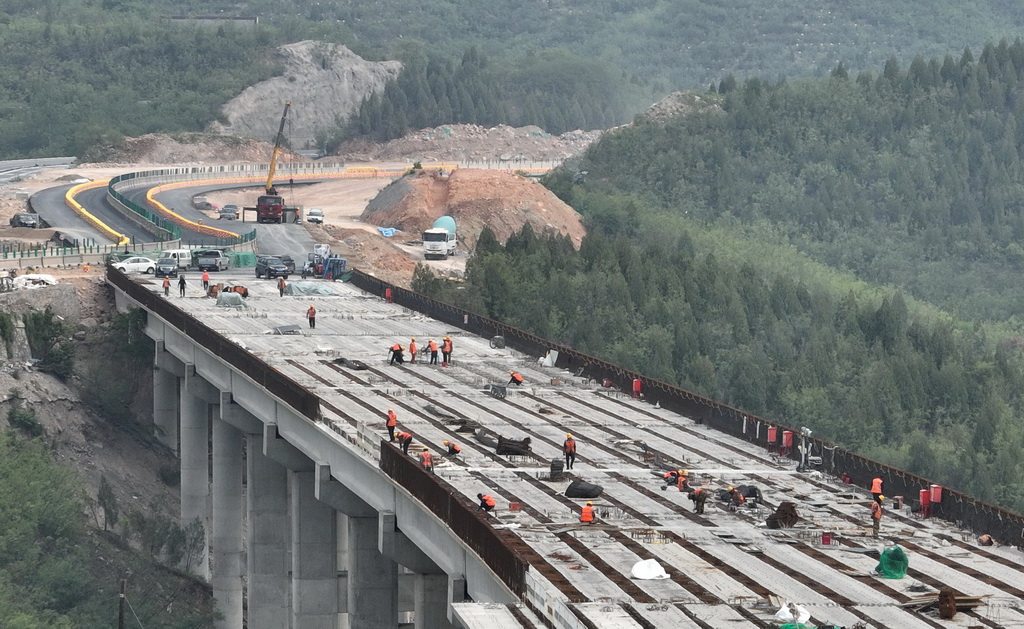 5月7日，工人在石太高速公路改擴建項目核桃園4號橋建設工地施工（無人機照片）。