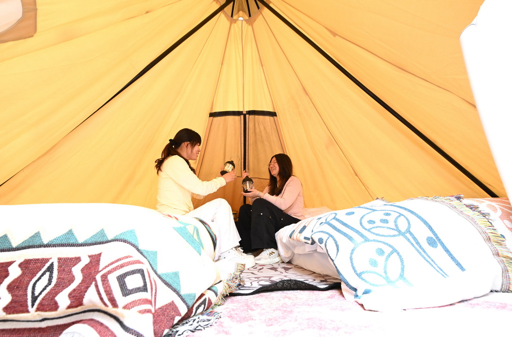 5月7日，游客在贊皇縣大凡露營基地的露營帳篷內聊天。