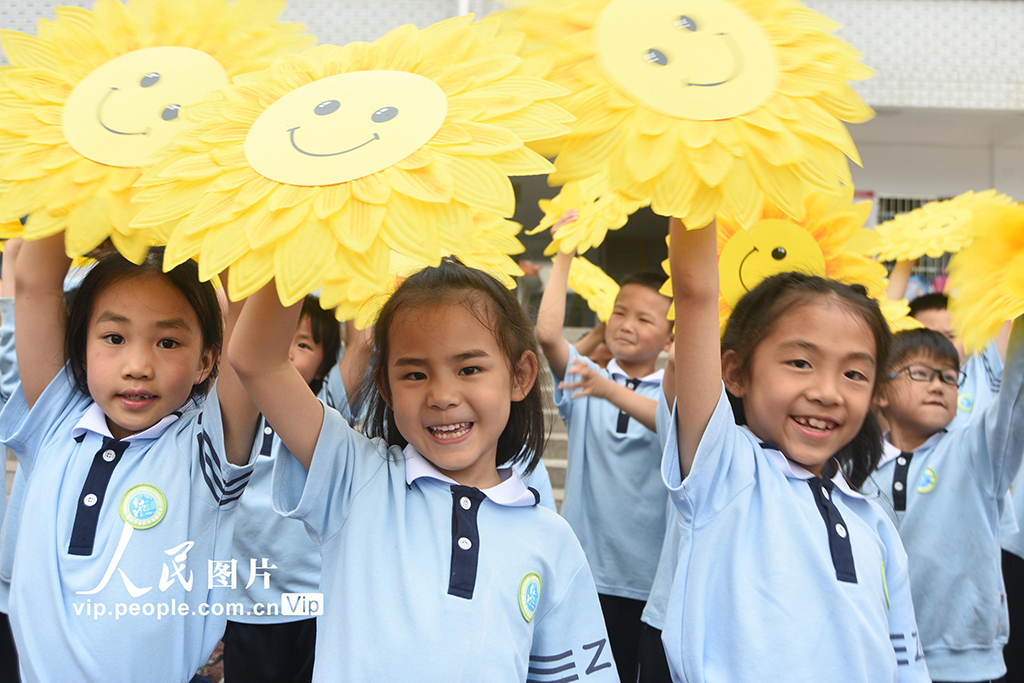 2025年5月7日，湖南省郴州市嘉禾縣珠泉完小含田校區，學生用微笑迎接“世界微笑日”的到來。黃春濤攝（人民圖片網）
