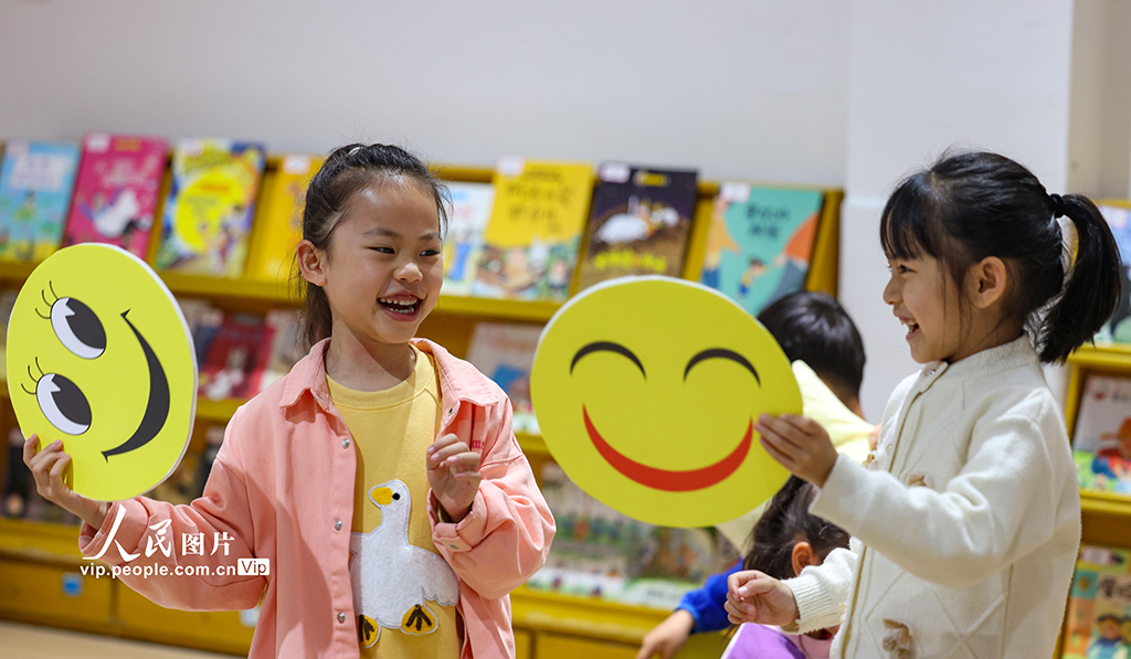 2025年5月7日，在貴州省銅仁市玉屏侗族自治縣實驗幼兒園，小朋友正在進行比笑臉互動游戲。胡攀學攝（人民圖片網）