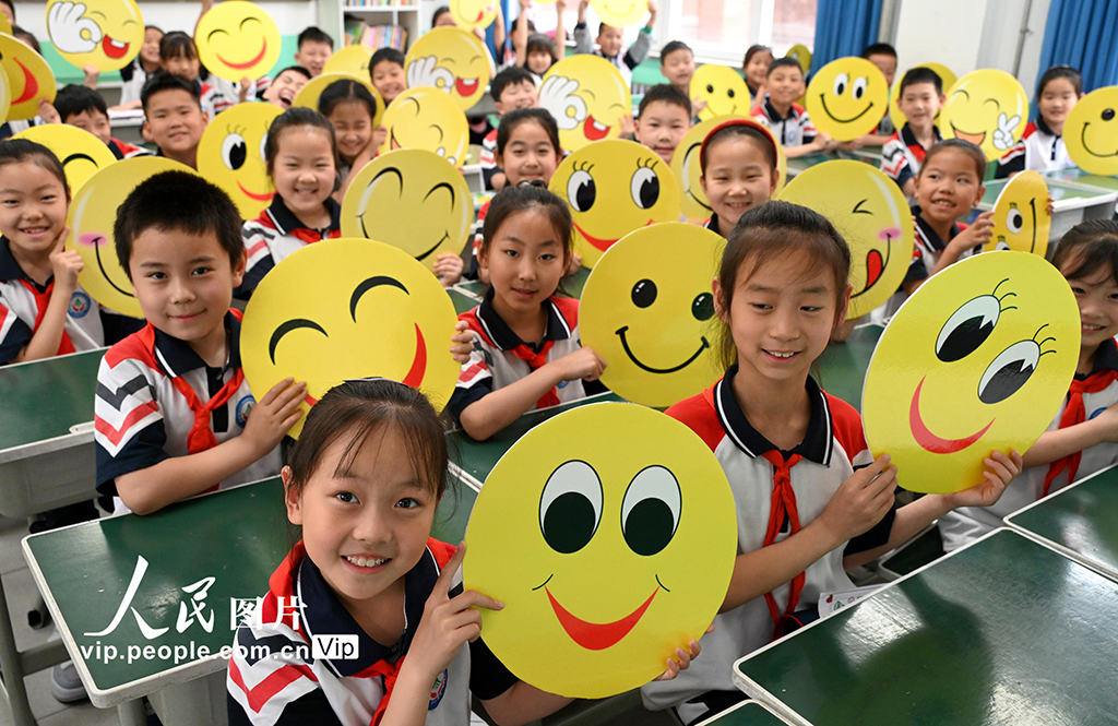 2025年5月7日，河北省邯鄲市邯山區滏河學校的學生展示笑臉卡。郝群英攝（人民圖片網）
