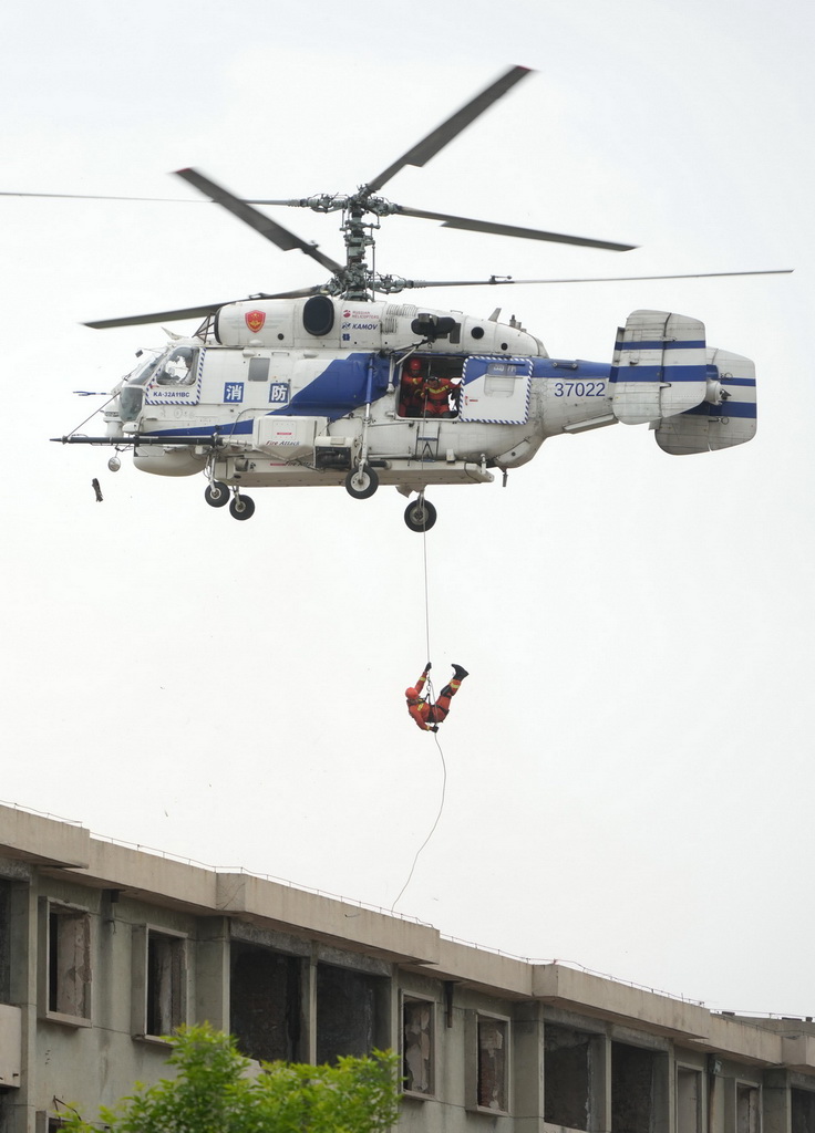 5月8日，地震救援隊員在進行直升機救援演練。