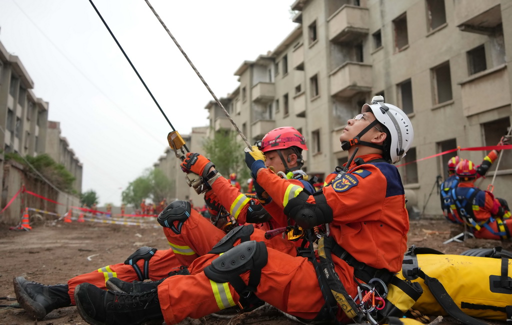 5月7日，地震救援隊員在利用繩索系統進行演練。