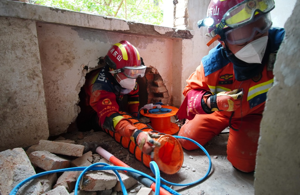 5月8日，地震救援隊員在進行狹小空間破拆救援演練。
