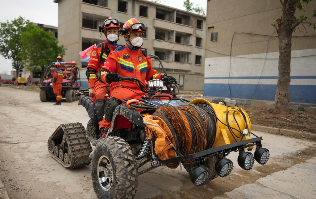 5月8日，地震救援隊員乘坐特種車輛參加演練。