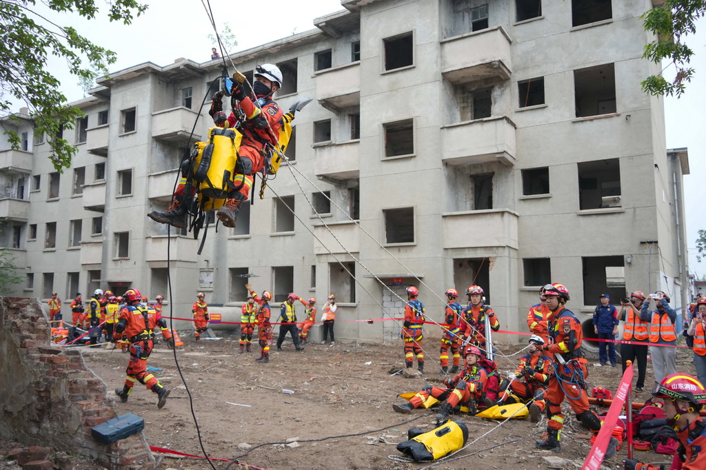 5月7日，地震救援隊員在利用繩索系統進行演練。