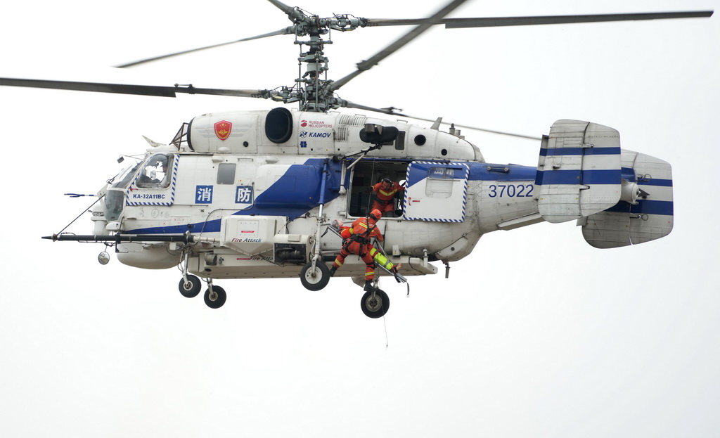 5月8日，地震救援隊員在進行直升機救援演練。