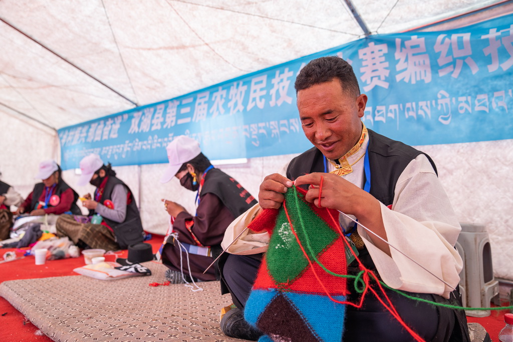 2024年6月20日，那曲市雙湖縣農牧民加措參加手工編織技藝比賽。新華社記者 丁增尼達 攝