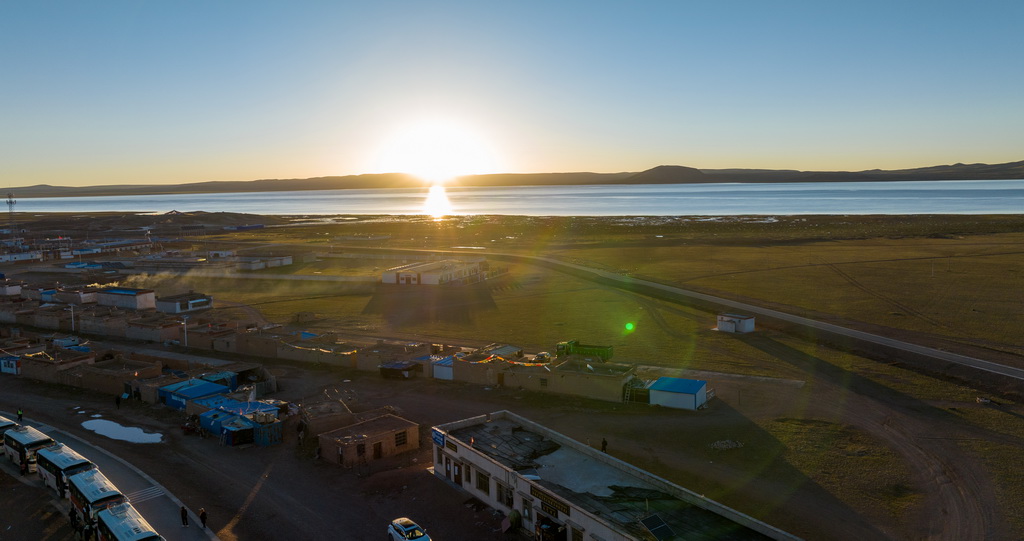 那曲雙湖縣多瑪鄉果根擦曲村的清晨（2022年7月12日攝，無人機照片）。新華社記者 晉美多吉 攝
