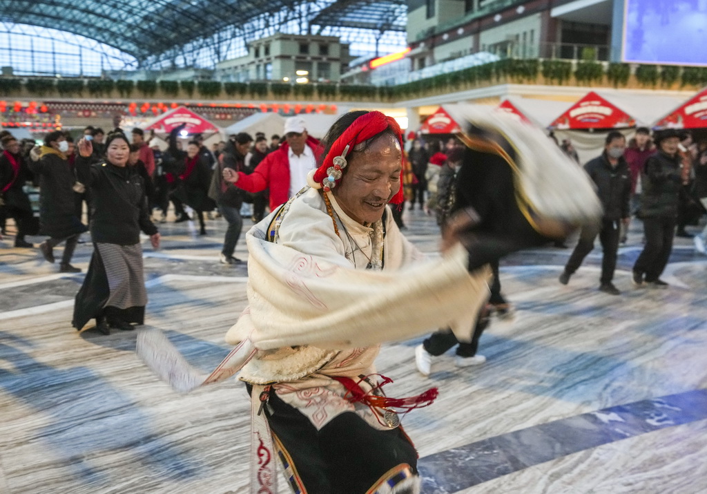 2025年2月11日，那曲市民在跳鍋莊。新華社記者 晉美多吉 攝
