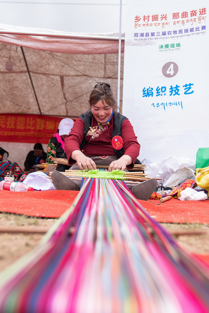 2024年6月20日，那曲市雙湖縣農牧民邊曲參加手工編織技藝比賽。新華社記者 丁增尼達 攝