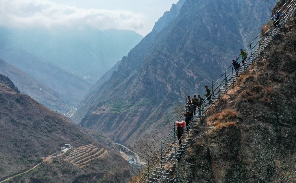 四川省昭覺縣阿土列爾村（懸崖村舊稱）村民沿著懸崖鋼梯下山（2020年5月13日攝，無人機照片）。新華社記者 王曦 攝