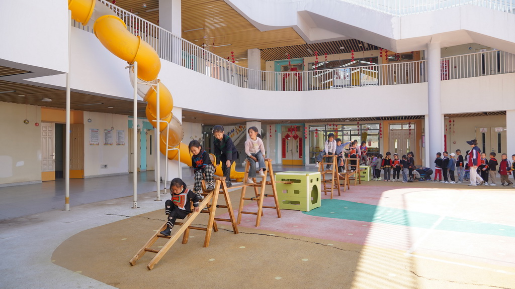 四川省昭覺縣昭美社區幼兒園小朋友在老師帶領下做游戲（2025年4月21日攝）。新華社記者 尹恒 攝