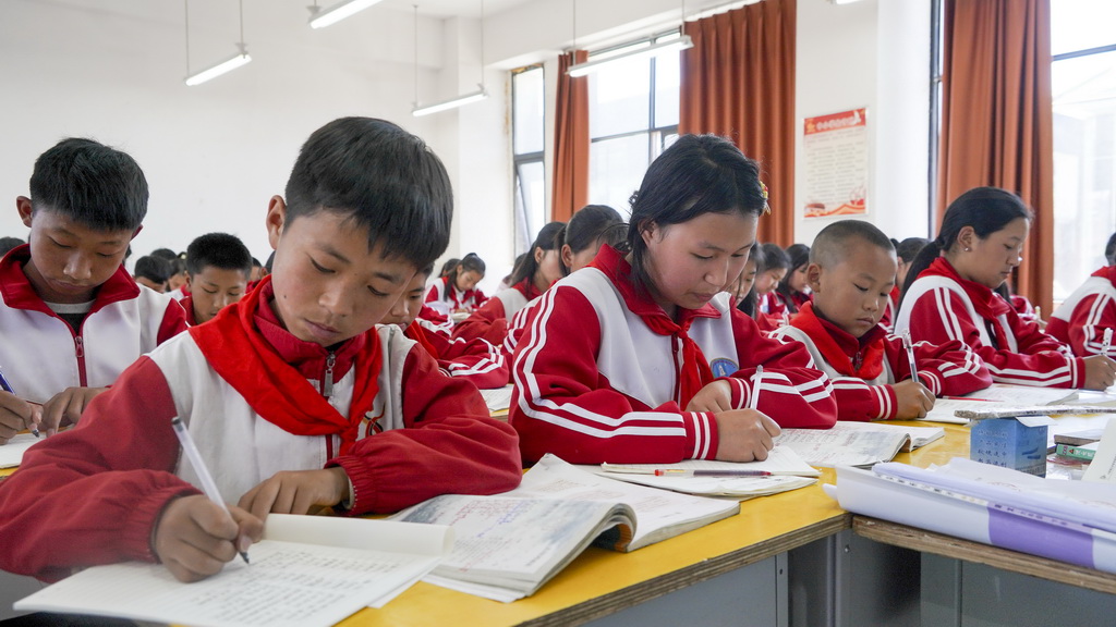 四川省昭覺縣城北鎮沐恩邸中心小學學生在課堂上寫作業（2025年4月21日攝）。新華社記者 尹恒 攝