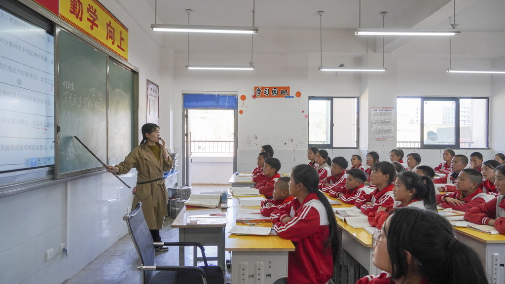 四川省昭覺縣城北鎮沐恩邸中心小學學生在上語文課（2025年4月21日攝）。新華社記者 尹恒 攝