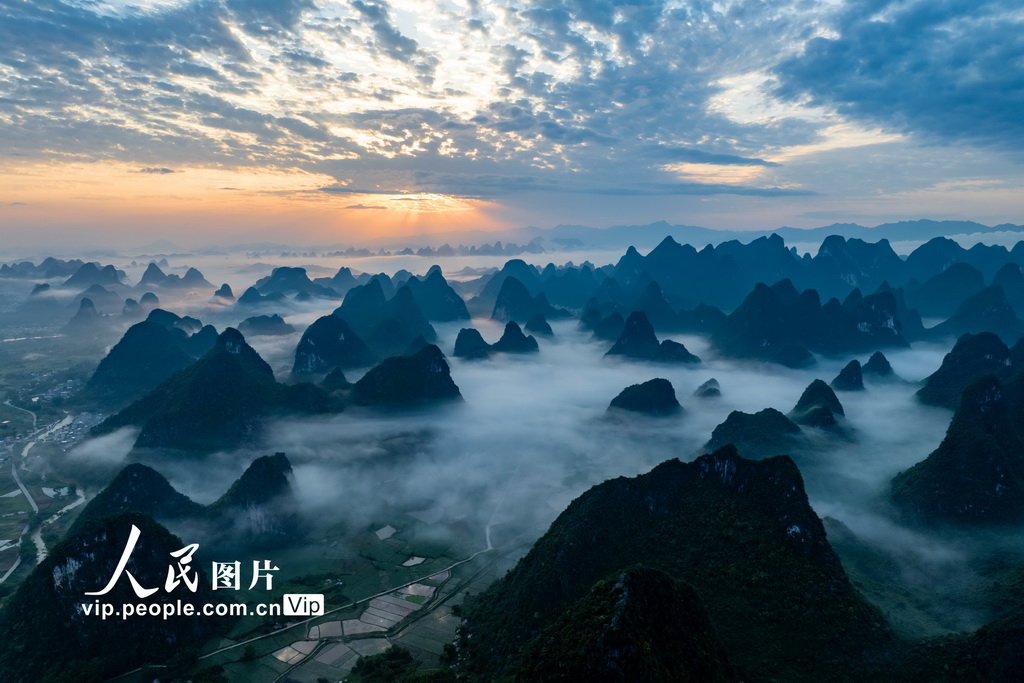 廣西荔浦：雨后喀斯特峰林景美如畫