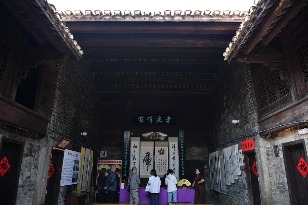 5月11日，游客在張谷英村游覽。