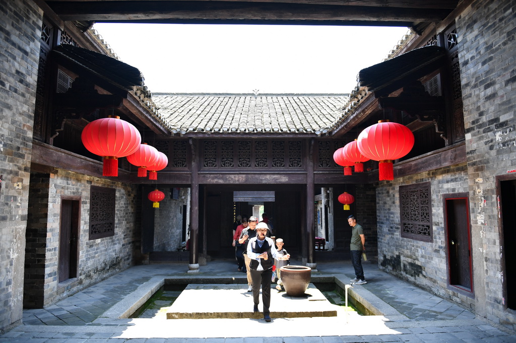 5月11日，游客在張谷英村游覽。