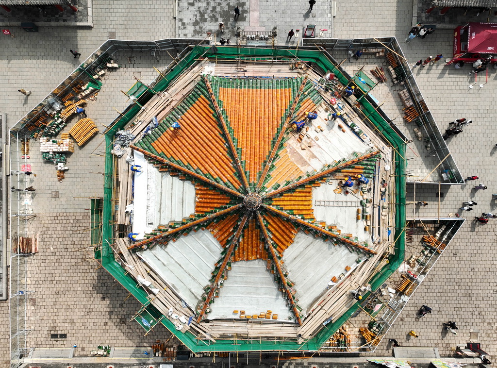 這是2025年4月6日拍攝的保養維護中的沈陽故宮大政殿（無人機照片）。新華社記者 李鋼 攝