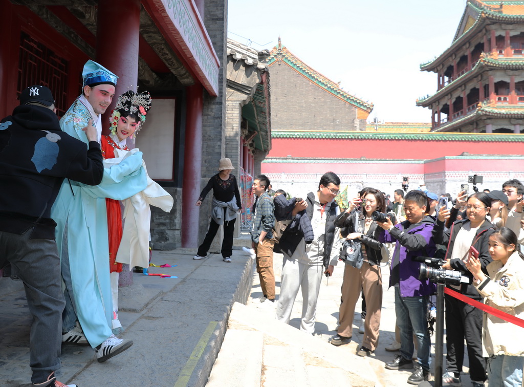 2024年4月30日，在沈陽故宮，來自俄羅斯的芭蕾舞演員與沈陽京劇院的演員互動。新華社記者 李鋼 攝