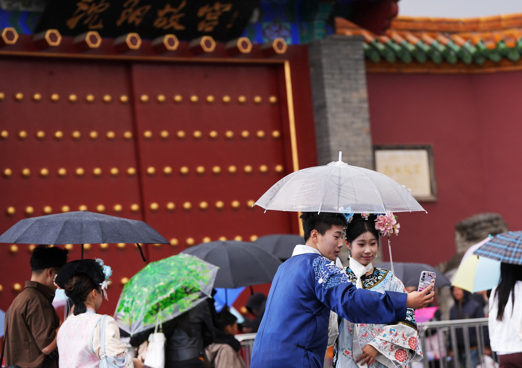 2025年5月3日，游客在沈陽故宮門前打卡拍照。新華社記者 李鋼 攝