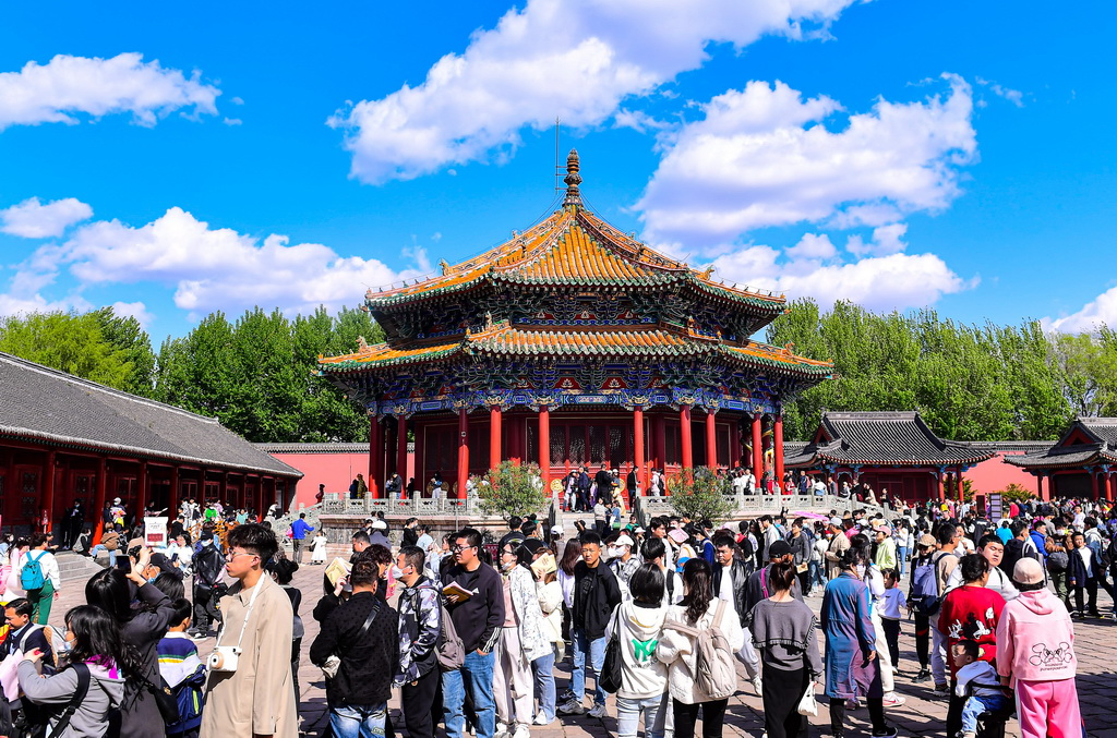 2023年4月30日，游客在沈陽故宮參觀。新華社記者 楊青 攝