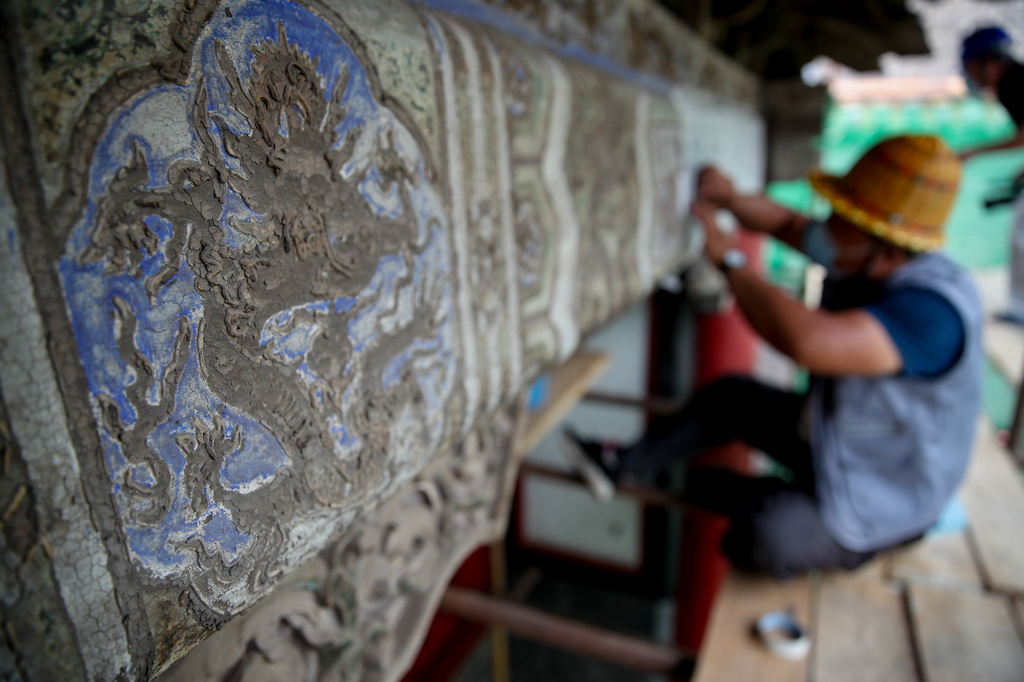 2020年6月30日，工作人員在沈陽故宮進行古建筑油飾彩畫保護修復工作。新華社記者 龍雷 攝