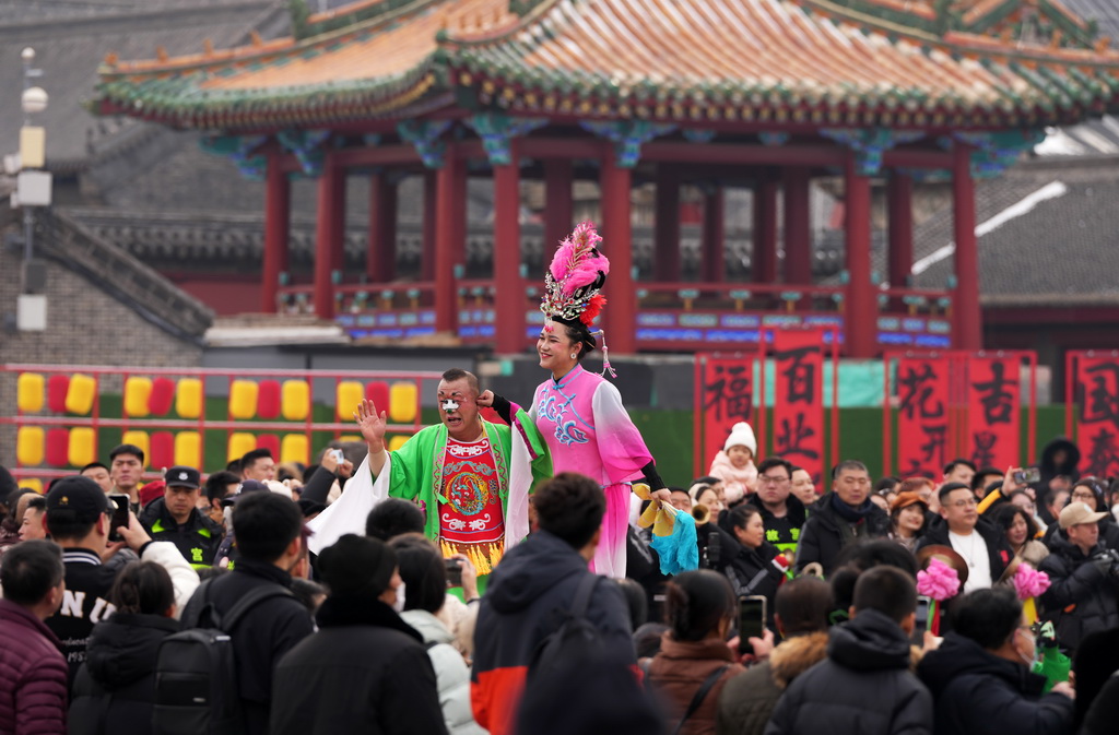 2024年2月24日，演員在沈陽故宮的大政殿前廣場表演遼寧海城高蹺。沈陽故宮連續多年舉辦“沈陽故宮過大年”大型文化系列活動。新華社記者 李鋼 攝