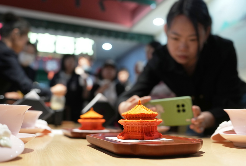 2024年5月10日，游客在沈陽故宮拍攝“大政殿慕斯蛋糕”。新華社記者 李鋼 攝