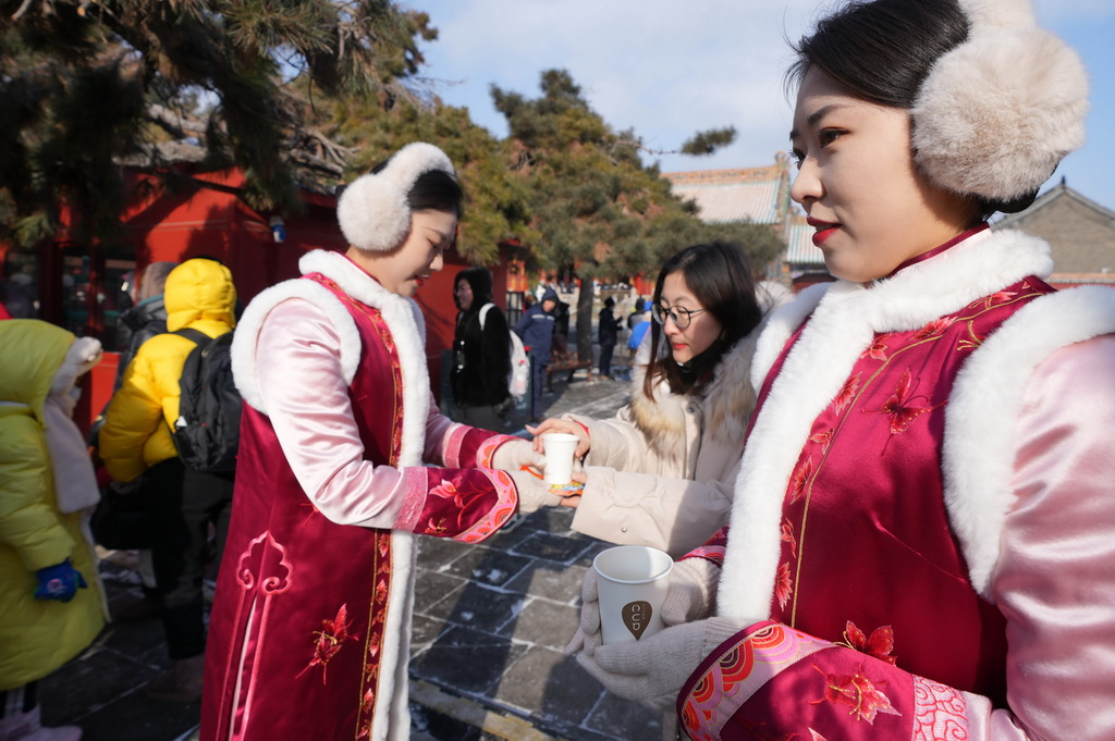 2024年1月21日，沈陽故宮工作人員為游客提供姜糖水和暖貼。新華社記者 李鋼 攝