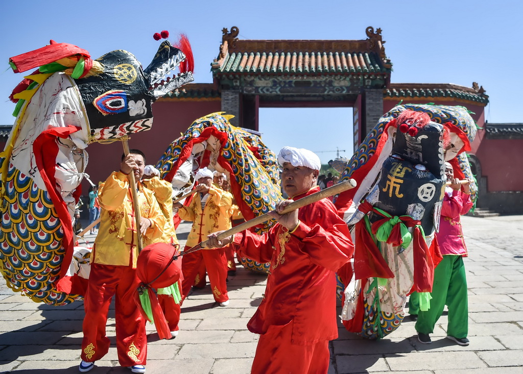 2017年6月10日，張氏皇苑龍舞龍技藝代表性傳承人張仲發（前）帶隊在沈陽故宮表演。新華社記者 龍雷 攝