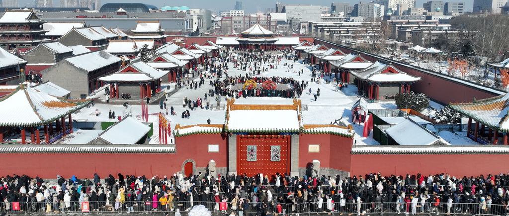 2025年1月31日，游客在沈陽故宮參觀（無人機照片）。新華社記者 李鋼 攝