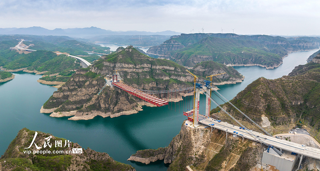 河南濟源：濟新黃河大橋橋梁架設有序推進