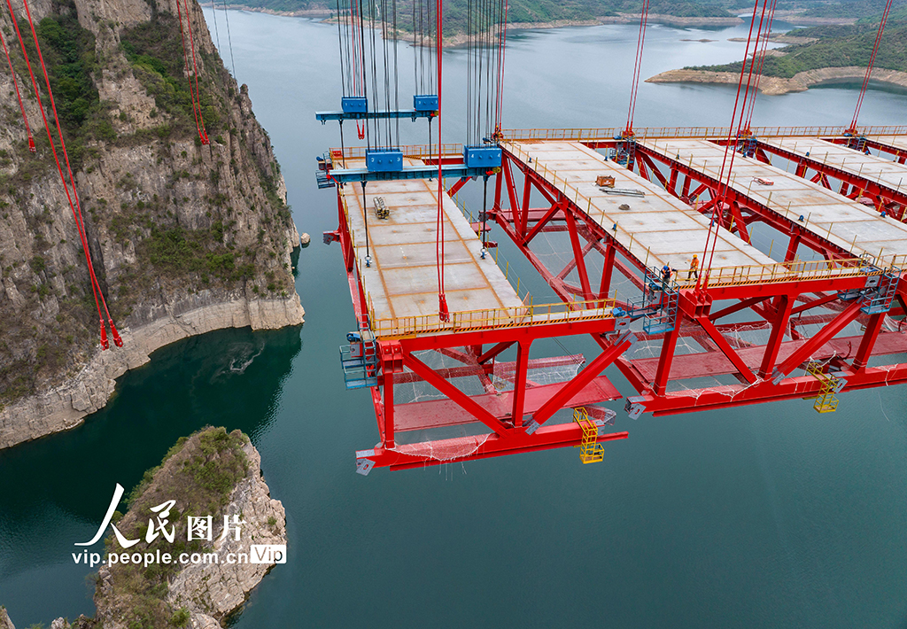河南濟源：濟新黃河大橋橋梁架設有序推進【5】