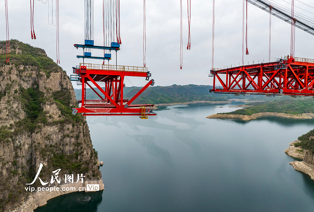 河南濟源：濟新黃河大橋橋梁架設有序推進【3】