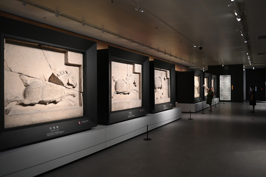 5月12日，游客在改擴建后的西安碑林博物館北區場館參觀昭陵六駿石雕。