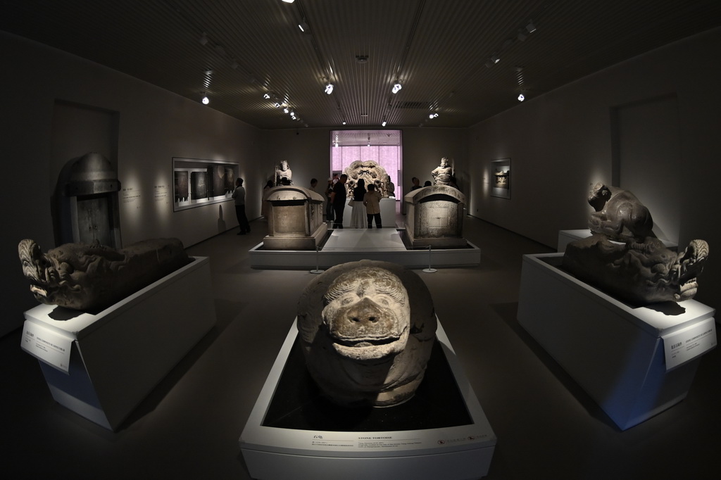 5月9日，游客在改造完成的西安碑林博物館老館區參觀。