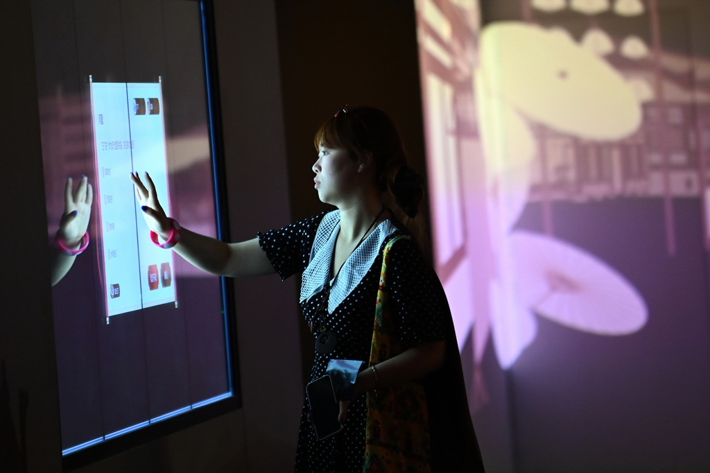 5月12日，游客在改擴建后的西安碑林博物館北區場館進行互動體驗。