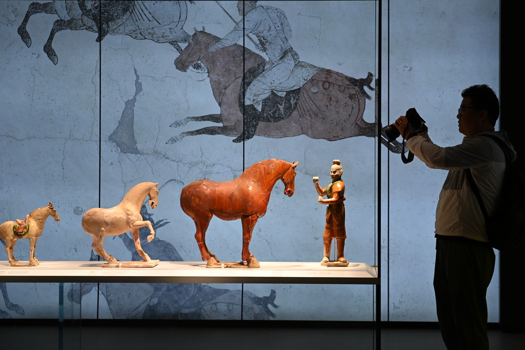 5月12日，游客在改擴建后的西安碑林博物館北區場館參觀拍攝。