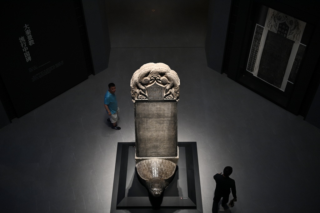 5月12日，游客在改擴建后的西安碑林博物館北區場館參觀石碑。