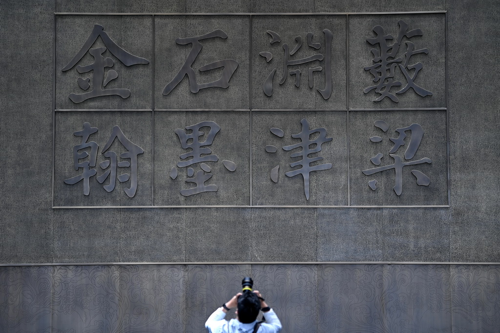 5月12日，游客在改擴建后的西安碑林博物館北區場館參觀拍攝。