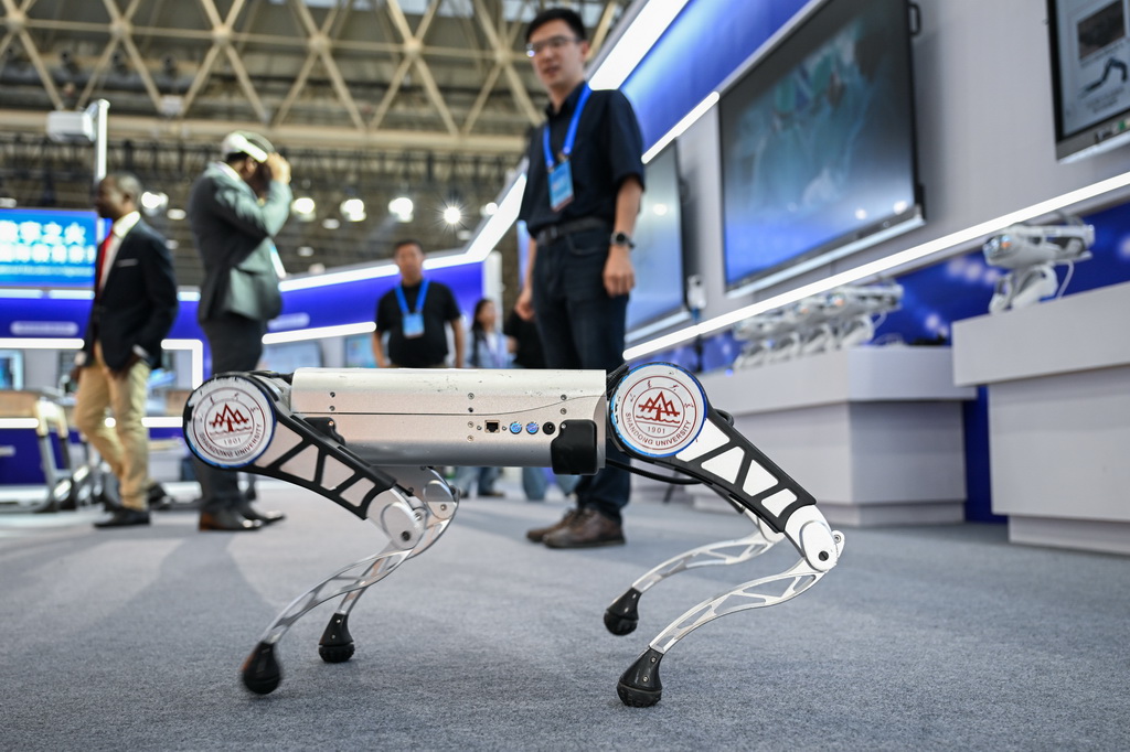 5月14日，參觀者在2025世界數字教育大會教育數字化成果展上參觀機器狗。