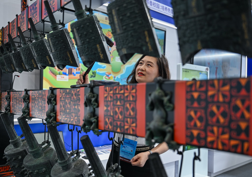 5月14日，在2025世界數字教育大會教育數字化成果展上，參觀者體驗編鐘演奏。