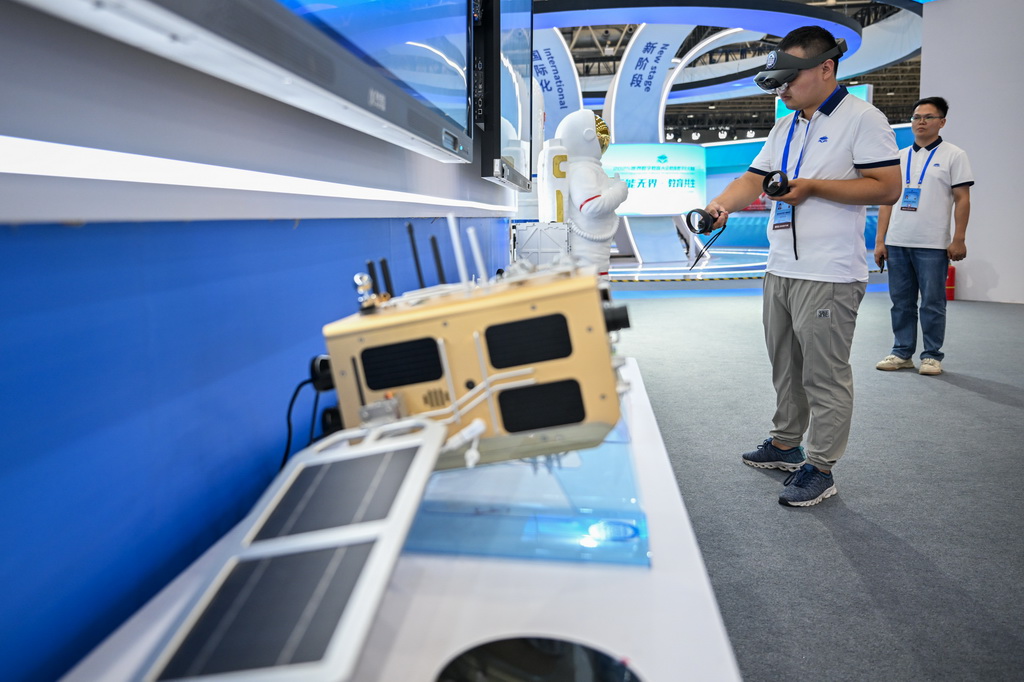 5月14日，在2025世界數字教育大會教育數字化成果展上，參觀者體驗衛星仿真教學系統。