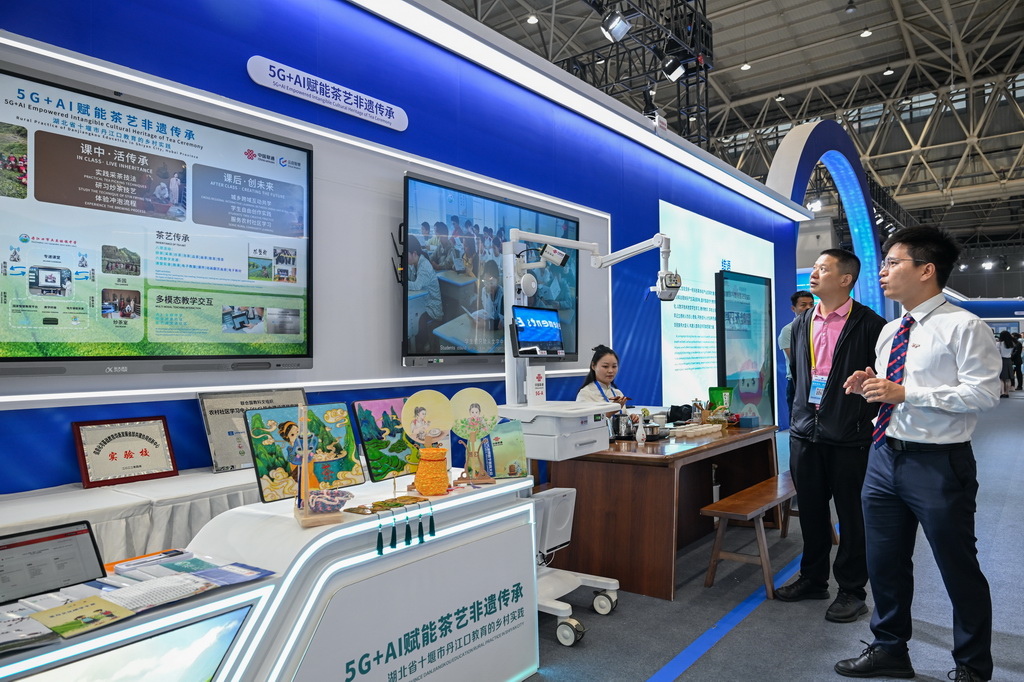5月14日，參觀者在2025世界數字教育大會教育數字化成果展上參觀。