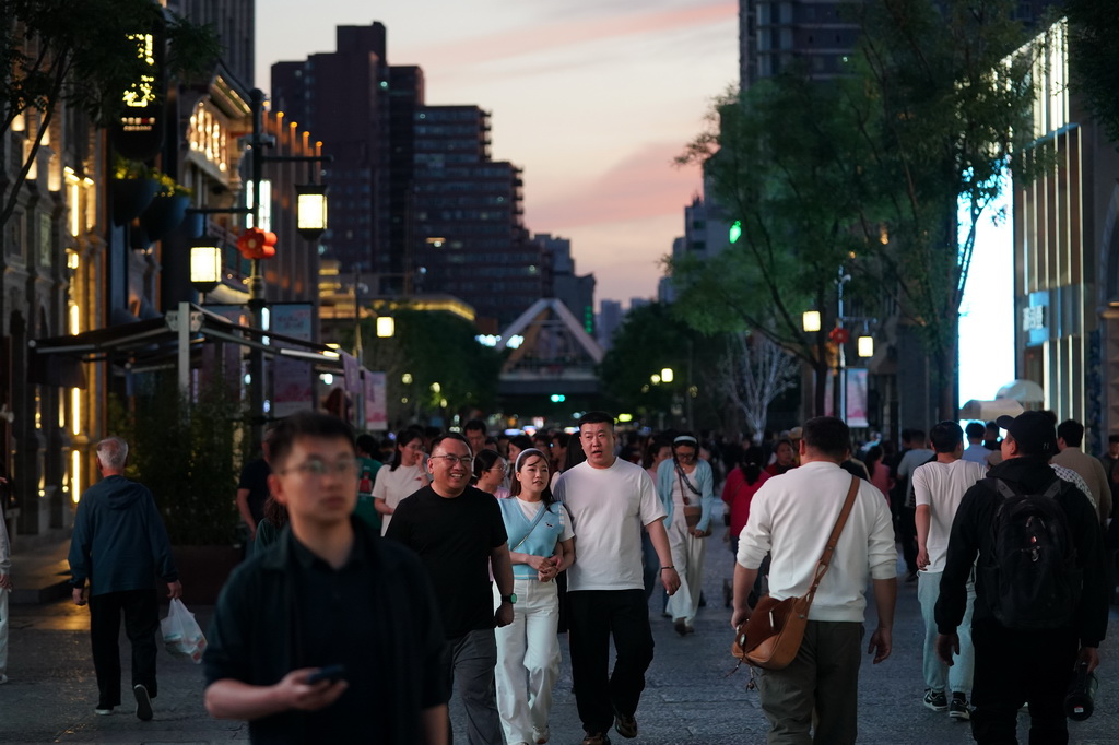5月14日，游客在太原市鐘樓街游覽。