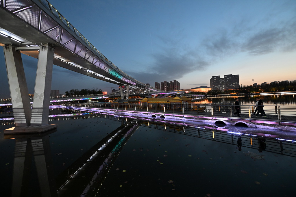5月13日，人們在太原市汾河景區散步。