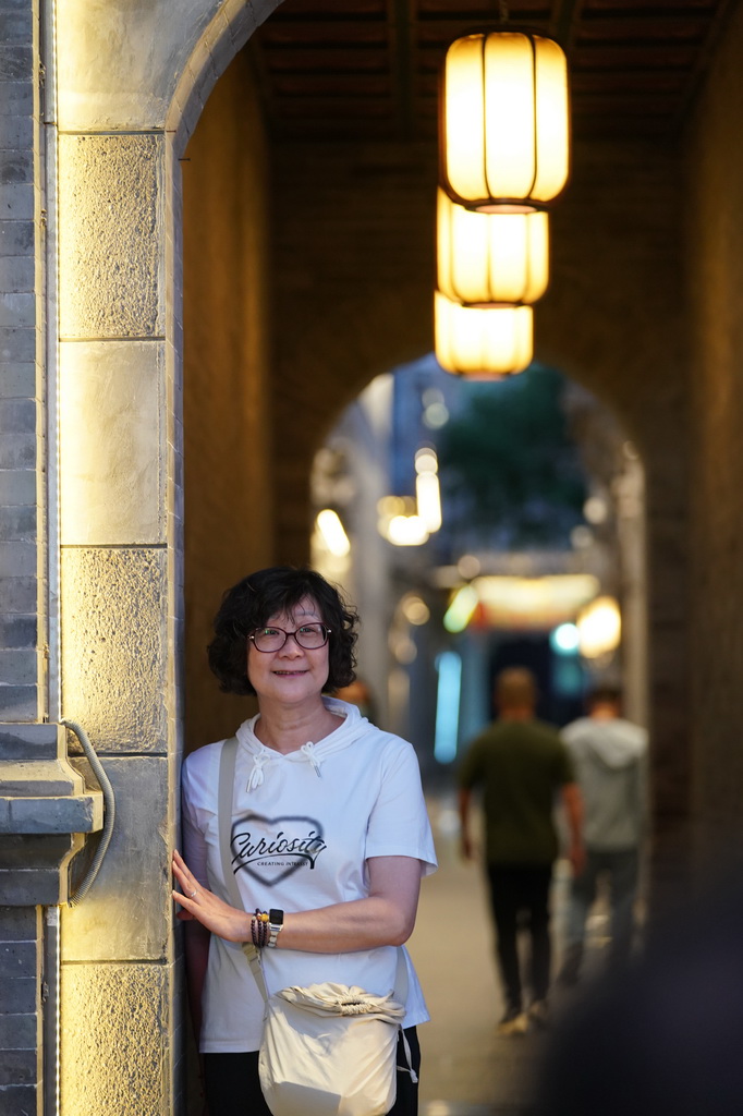 5月14日，游客在太原市鐘樓街拍照留影。